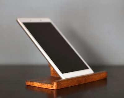折りたたみ式スマホ&タブレットスタンド